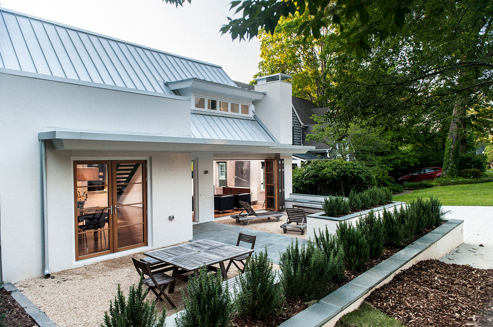 Idee per la villa piccola bianca classica a due piani con rivestimento in stucco, tetto a capanna e copertura in metallo o lamiera