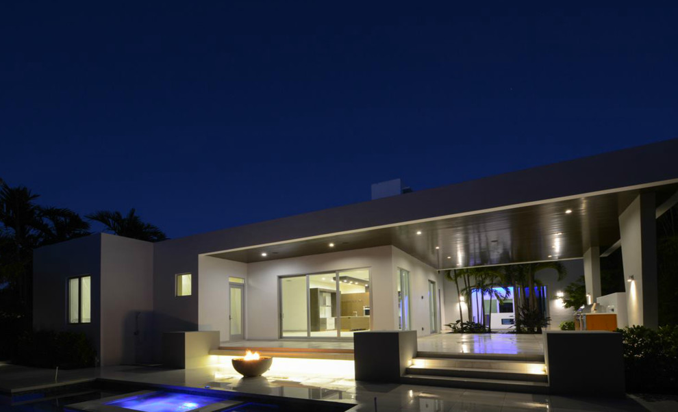 Mittelgroßes, Zweistöckiges Modernes Haus mit Putzfassade, weißer Fassadenfarbe und Flachdach in Miami