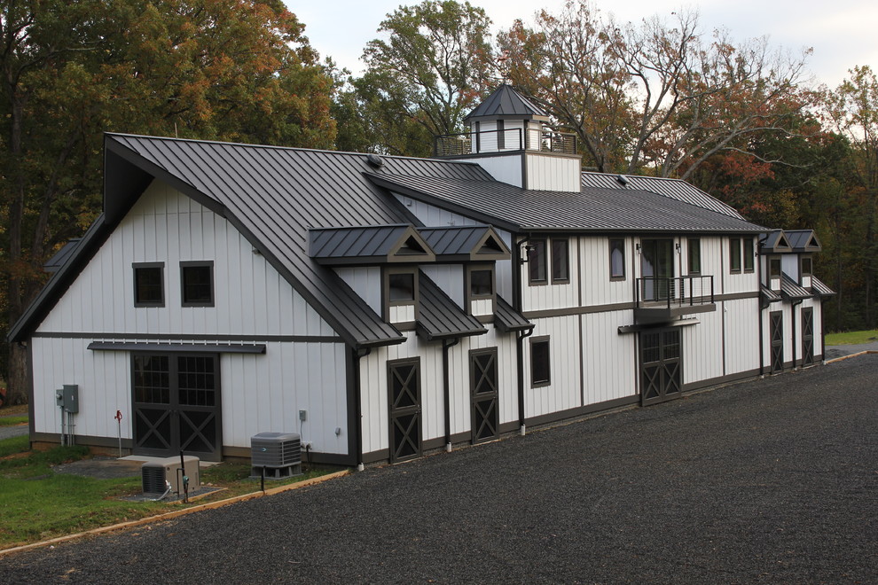 Aménagement d'une très grande façade de grange rénovée blanche campagne en bois à un étage avec un toit à deux pans.