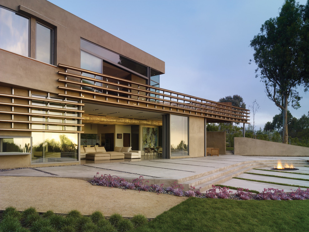 Идея дизайна: коричневый, одноэтажный дом среднего размера в современном стиле с облицовкой из цементной штукатурки
