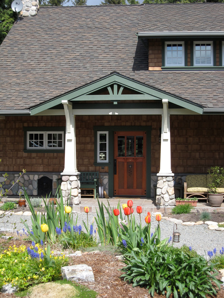Ejemplo de fachada de casa marrón de estilo americano de tamaño medio de dos plantas con revestimiento de madera, tejado a dos aguas y tejado de teja de madera