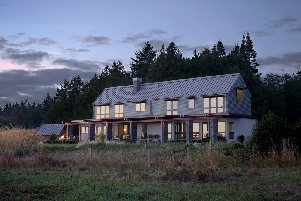 Zweistöckiges Landhausstil Haus mit Mix-Fassade und Satteldach in Seattle