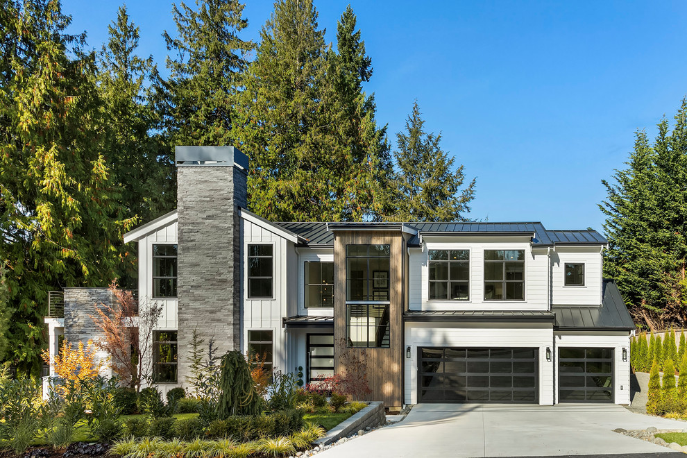 Zweistöckiges Country Einfamilienhaus mit weißer Fassadenfarbe, Satteldach und Blechdach in Seattle