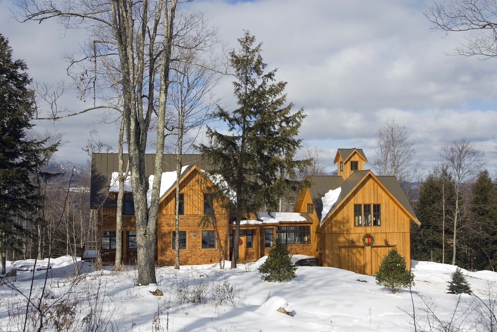 Пример оригинального дизайна: деревянный, трехэтажный частный загородный дом в стиле рустика с двускатной крышей и металлической крышей