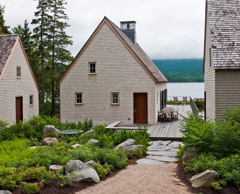 Mittelgroße, Einstöckige Klassische Holzfassade Haus mit grauer Fassadenfarbe in Portland Maine