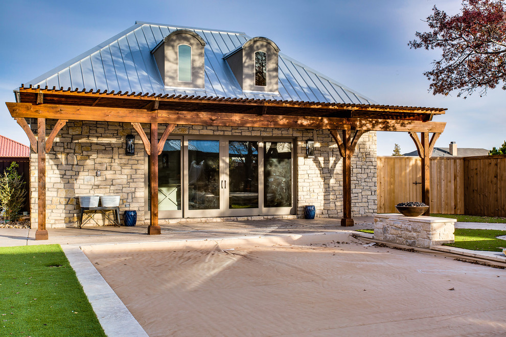 Kleines, Einstöckiges Uriges Haus mit Steinfassade, beiger Fassadenfarbe, Walmdach und Blechdach in Austin
