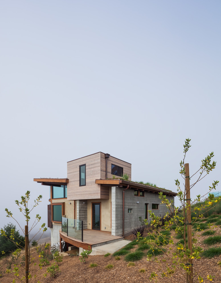 Cette photo montre une façade de maison tendance en bois à deux étages et plus avec un toit en appentis.