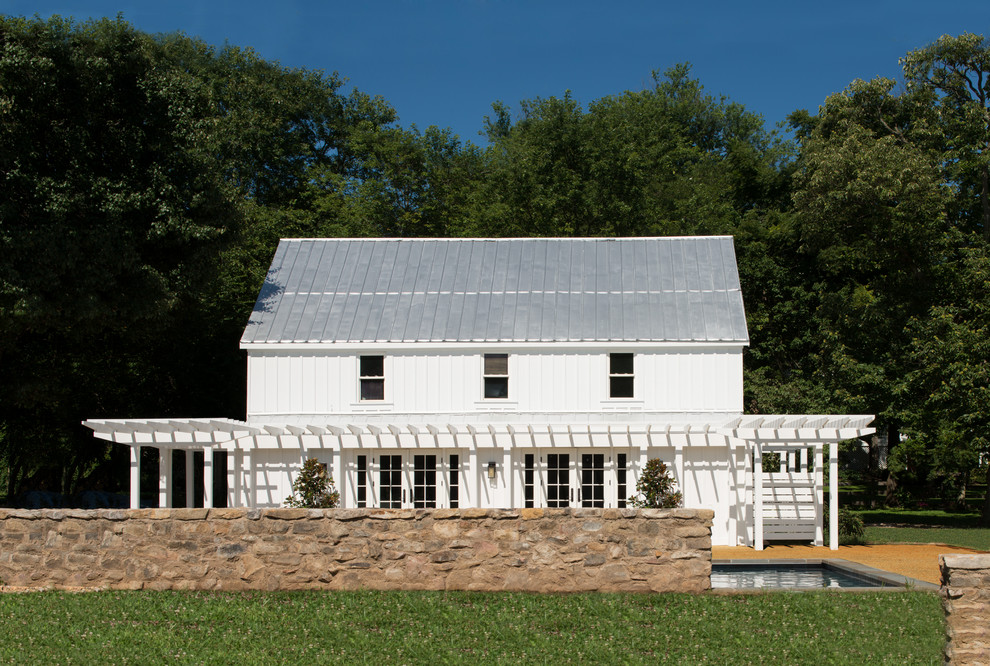 Пример оригинального дизайна: двухэтажный, белый дом в стиле кантри
