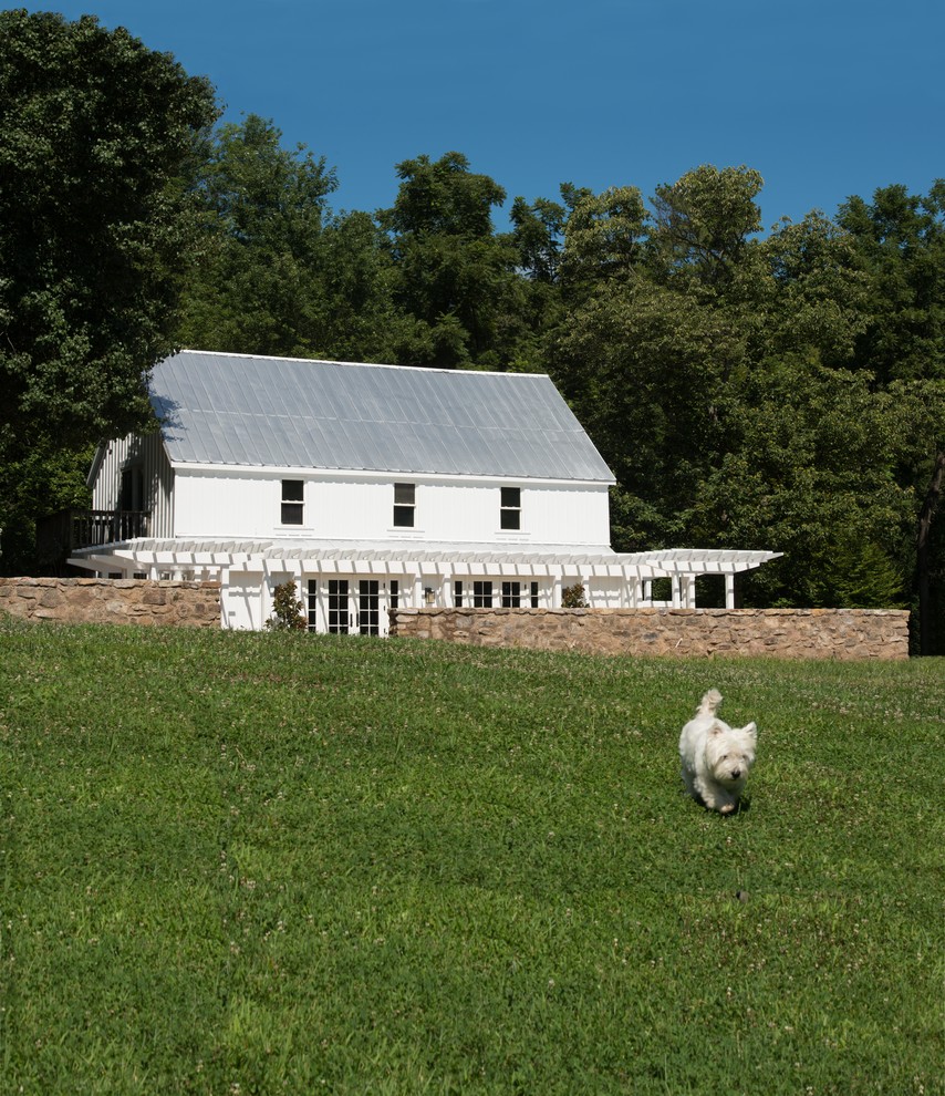 Imagen de fachada blanca de estilo de casa de campo de dos plantas