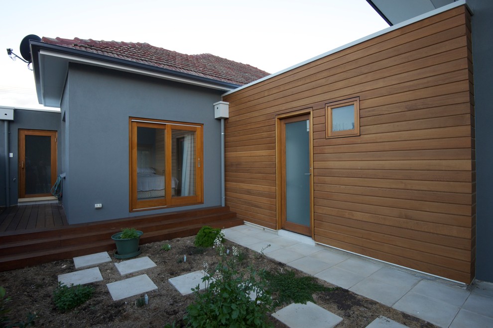 Ispirazione per la casa con tetto a falda unica grigio moderno a un piano di medie dimensioni con rivestimento in cemento