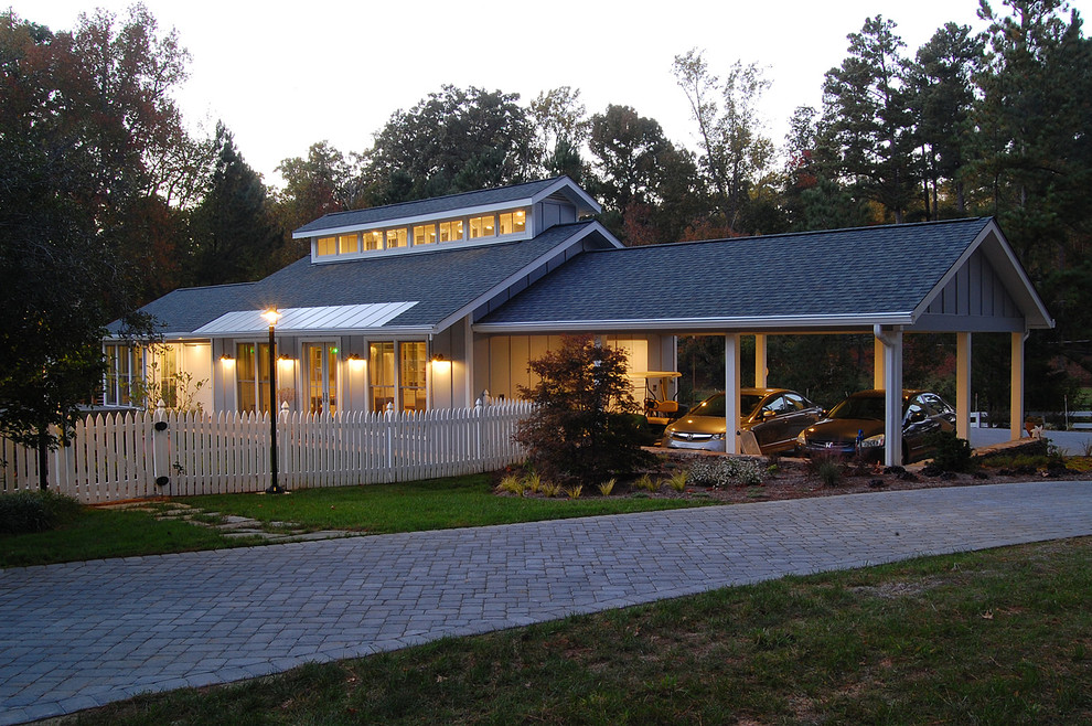 Exemple d'une façade de maison grise chic en panneau de béton fibré avec un toit à deux pans.