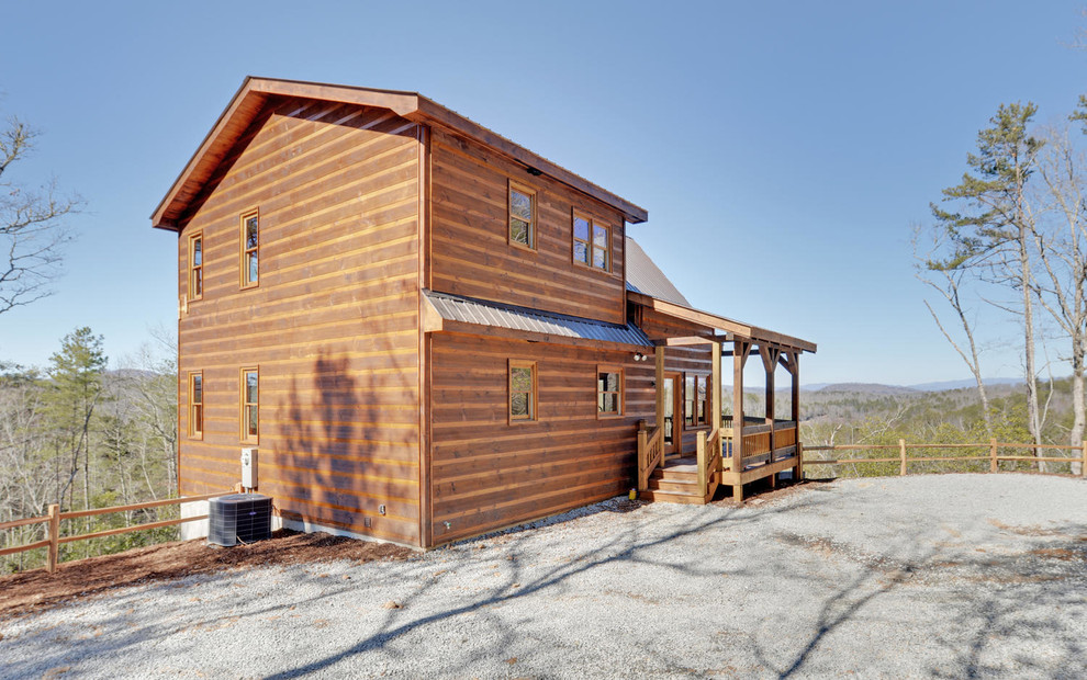 Идея дизайна: трехэтажный, деревянный, коричневый частный загородный дом среднего размера в стиле рустика с металлической крышей