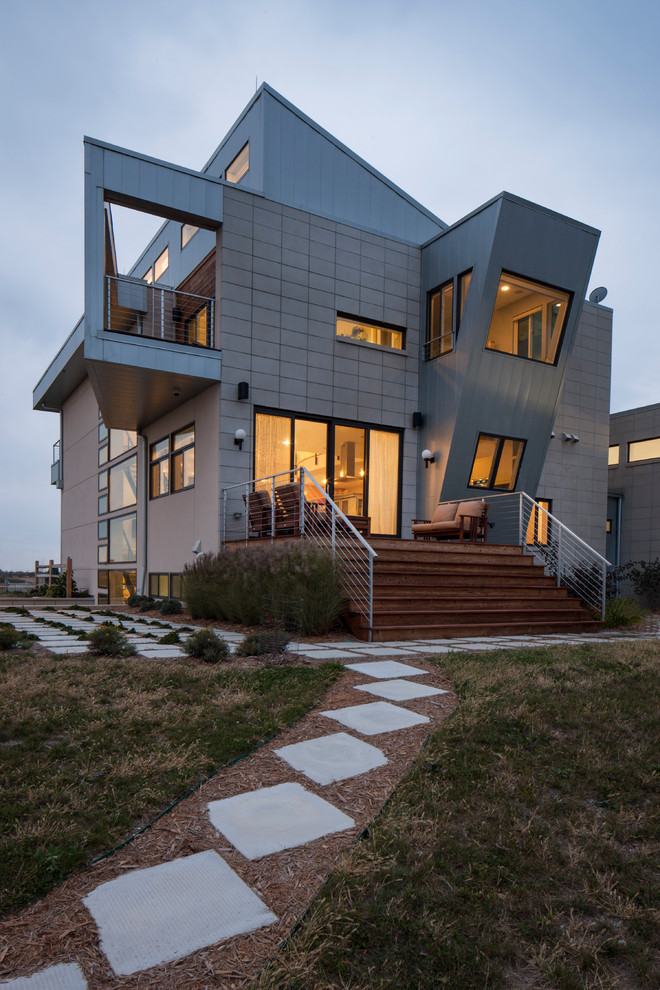 Inspiration for a contemporary house exterior in Chicago with metal cladding.