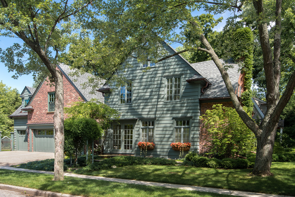 Exemple d'une très grande façade de maison verte chic en bois à un étage avec un toit à deux pans et un toit en shingle.