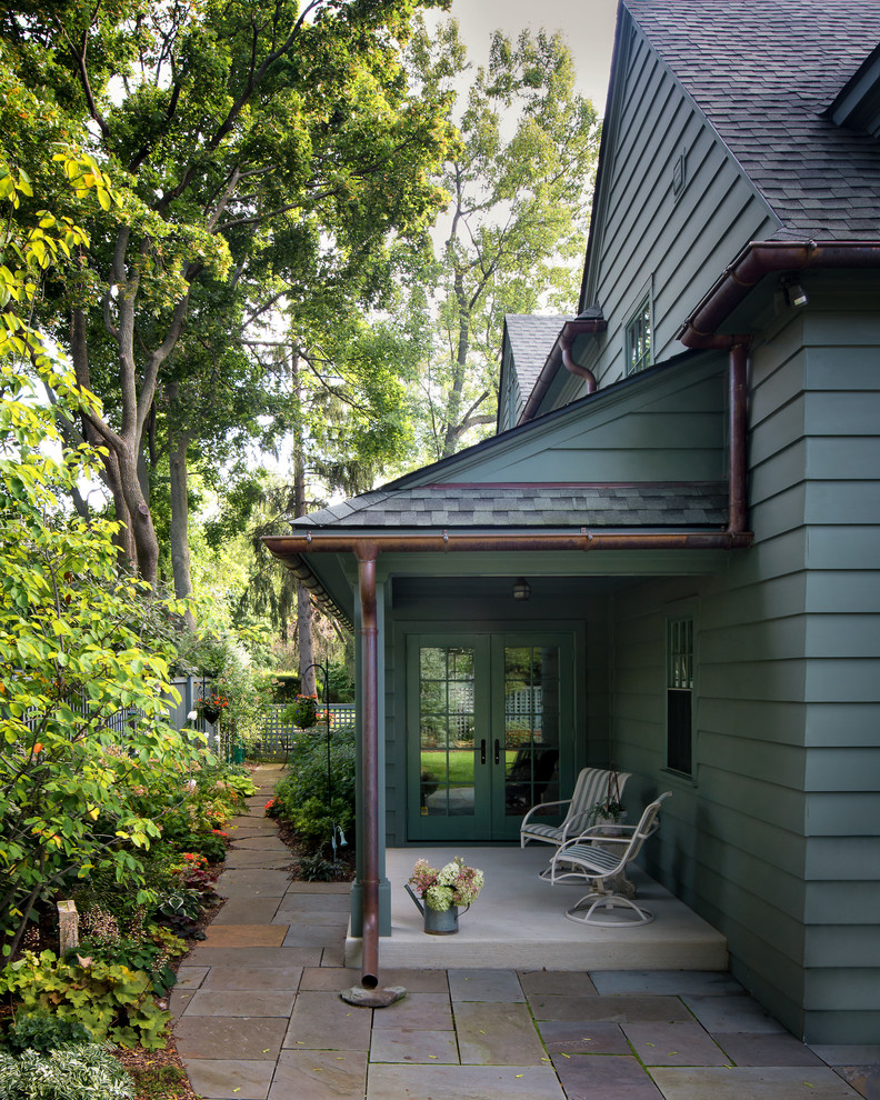 Geräumiges, Zweistöckiges Klassisches Haus mit grüner Fassadenfarbe, Satteldach und Schindeldach in Detroit