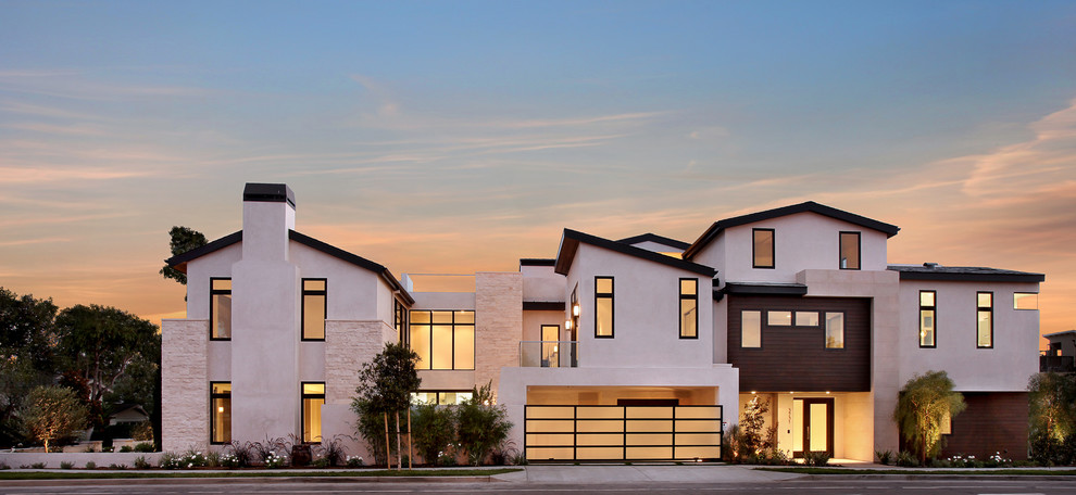 Dreistöckiges Modernes Haus mit weißer Fassadenfarbe in Orange County