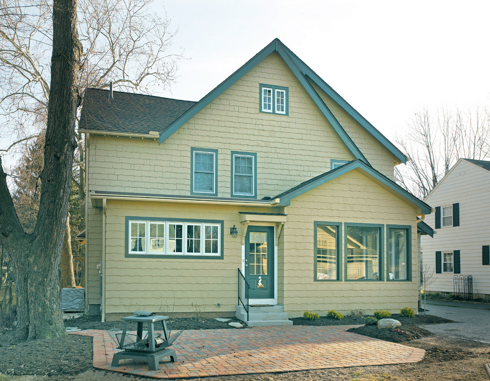 This is an example of a yellow traditional house exterior in Columbus.