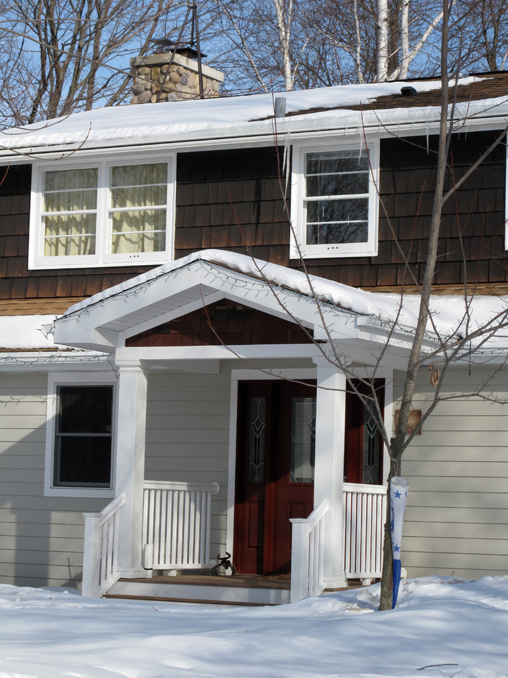 Kleines, Einstöckiges Stilmix Haus mit Vinylfassade, weißer Fassadenfarbe und Satteldach in Milwaukee
