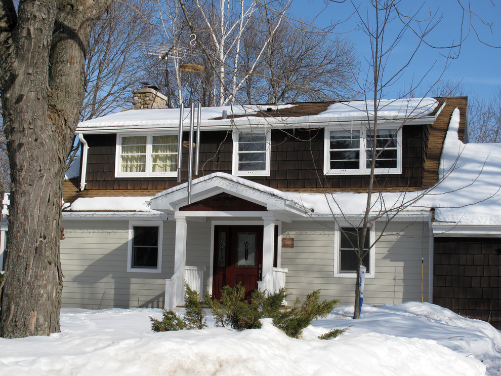 Example of a small eclectic white one-story vinyl gable roof design in Milwaukee