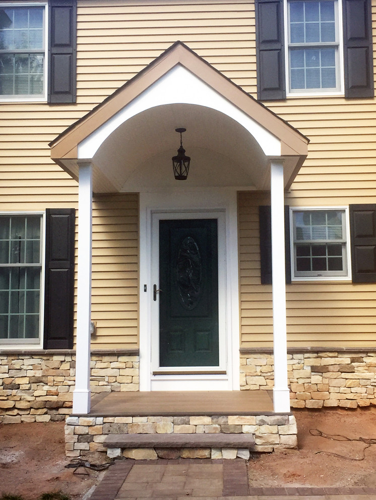 Ejemplo de fachada de casa beige contemporánea de tamaño medio con revestimiento de vinilo
