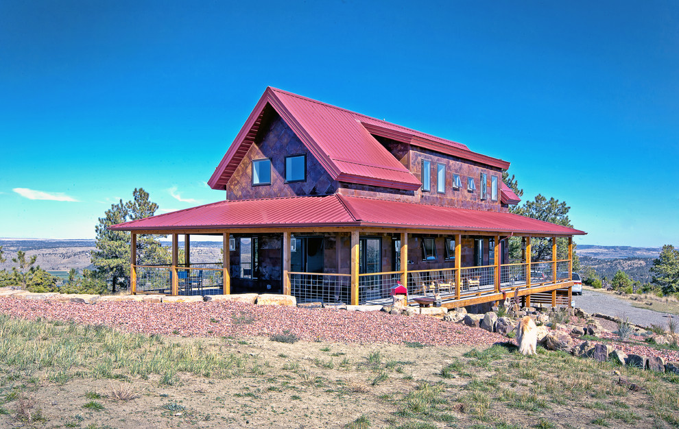Modern inredning av ett mellanstort rött hus, med två våningar, metallfasad och tak i metall