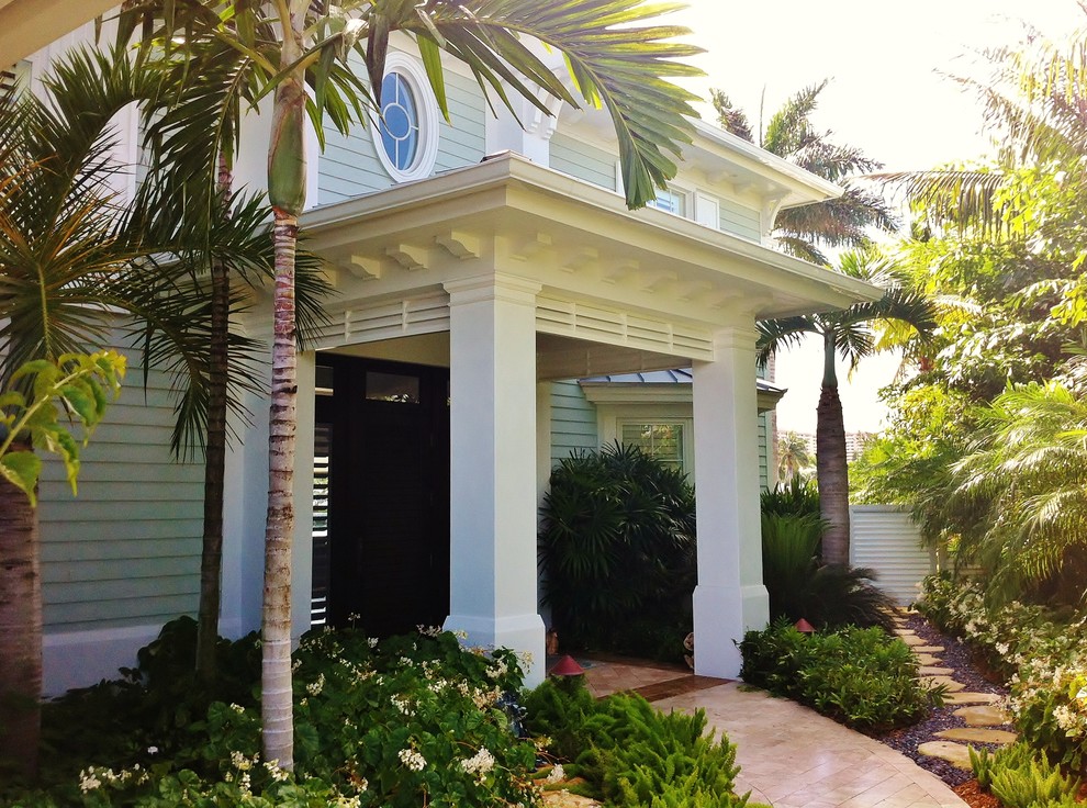 Zweistöckige Holzfassade Haus mit grüner Fassadenfarbe in Miami