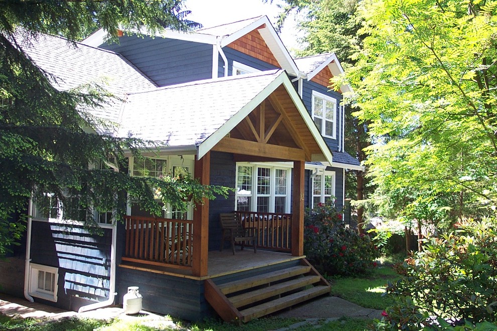 Idee per la facciata di una casa blu american style a due piani con rivestimento in legno