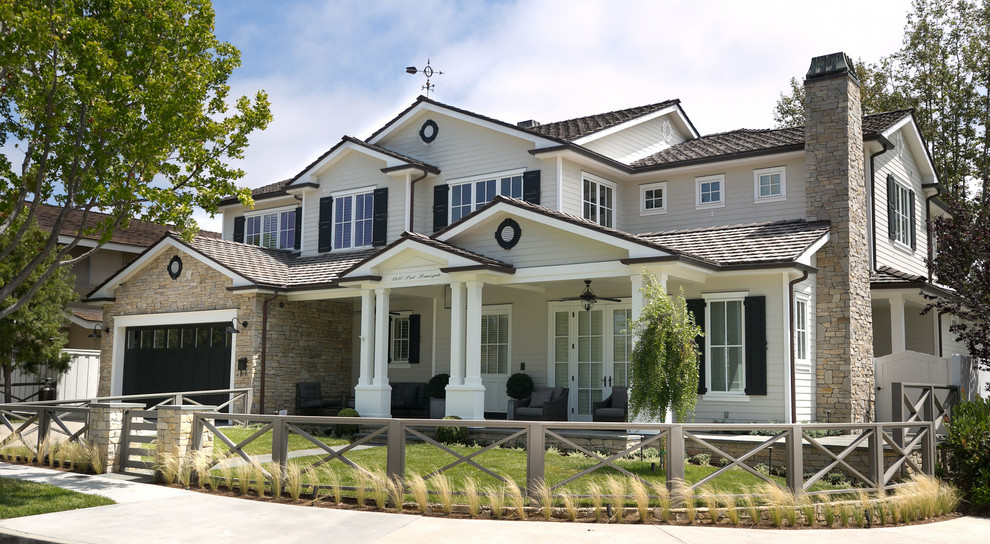 Zweistöckige Klassische Holzfassade Haus mit beiger Fassadenfarbe in Orange County