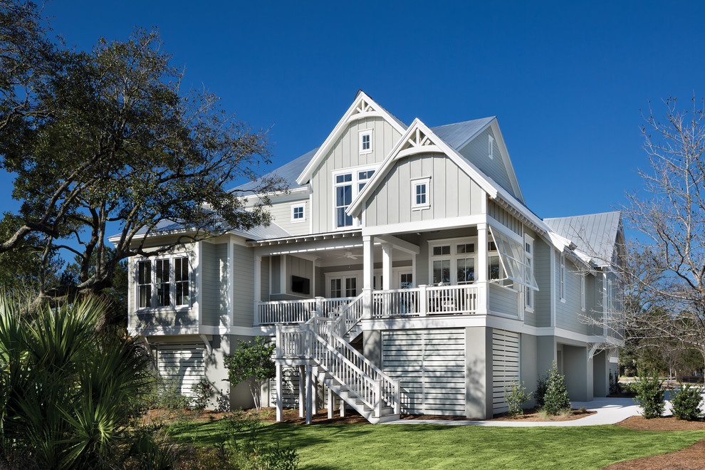 Geräumige, Zweistöckige Klassische Holzfassade Haus mit beiger Fassadenfarbe in Tampa