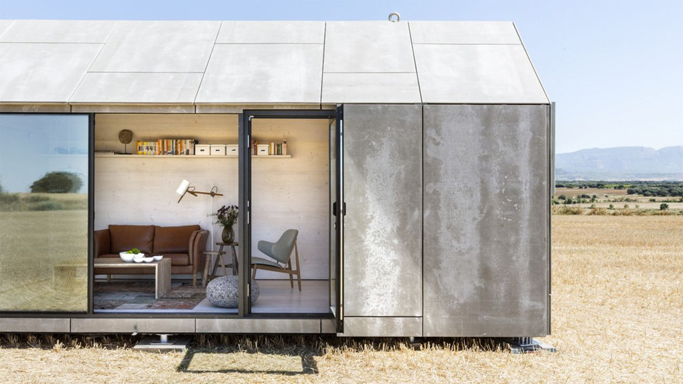 Einstöckiges, Kleines Modernes Tiny House mit Betonfassade, grauer Fassadenfarbe und Satteldach in Barcelona