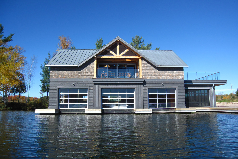 Aménagement d'une façade de maison grise moderne en bois à un étage et de taille moyenne avec un toit à deux pans.