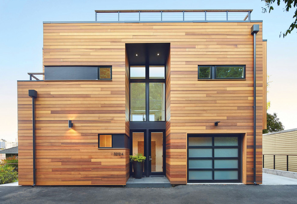 Modelo de fachada de casa beige, escandinava, de dos plantas, con revestimiento de madera y tejado plano