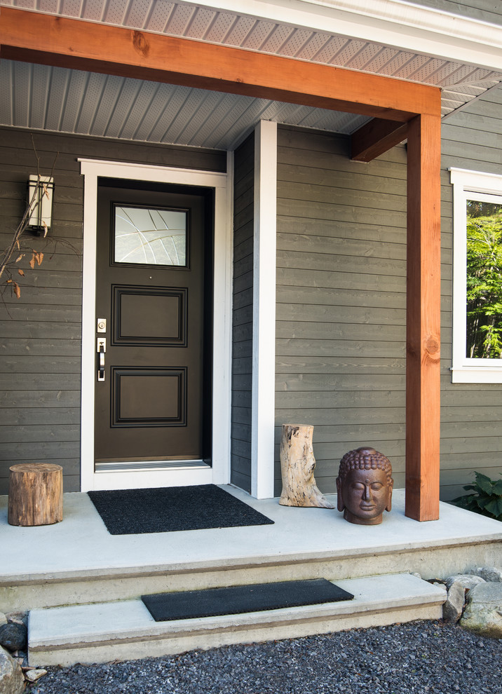 Imagen de fachada de casa gris de estilo americano de tamaño medio de dos plantas con revestimiento de vinilo