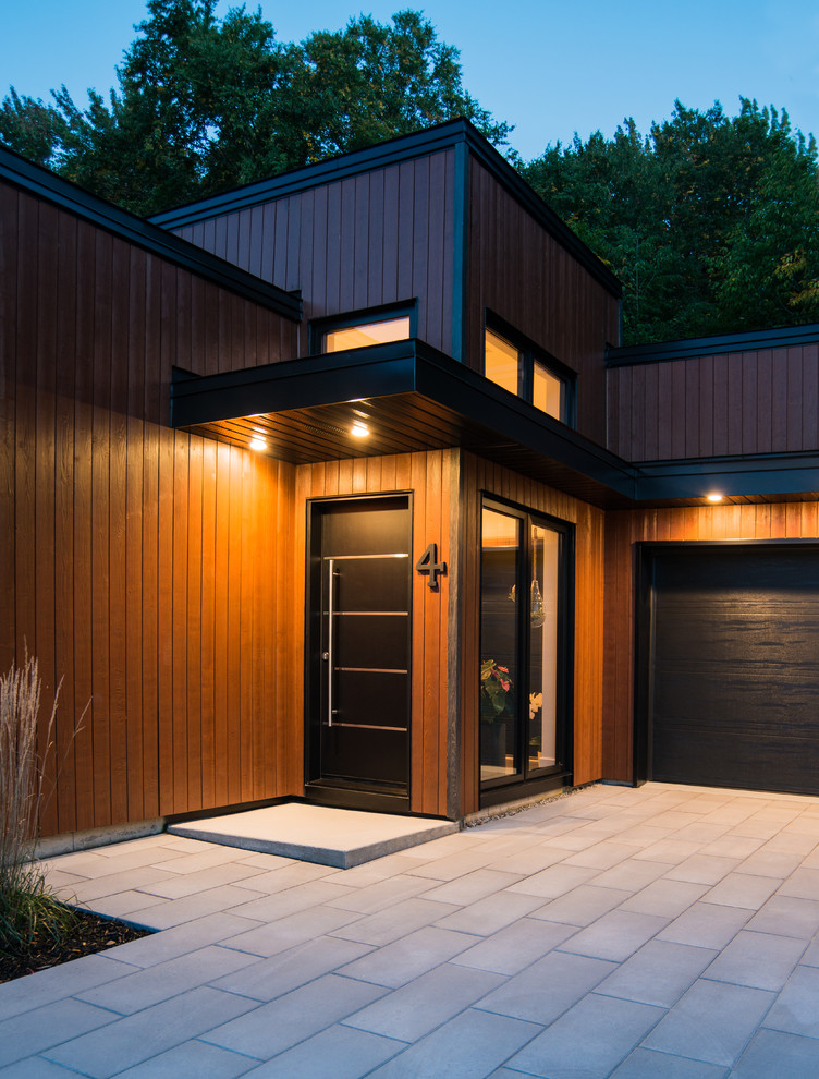 Ejemplo de fachada de casa marrón actual de tamaño medio de dos plantas con revestimiento de madera y tejado plano
