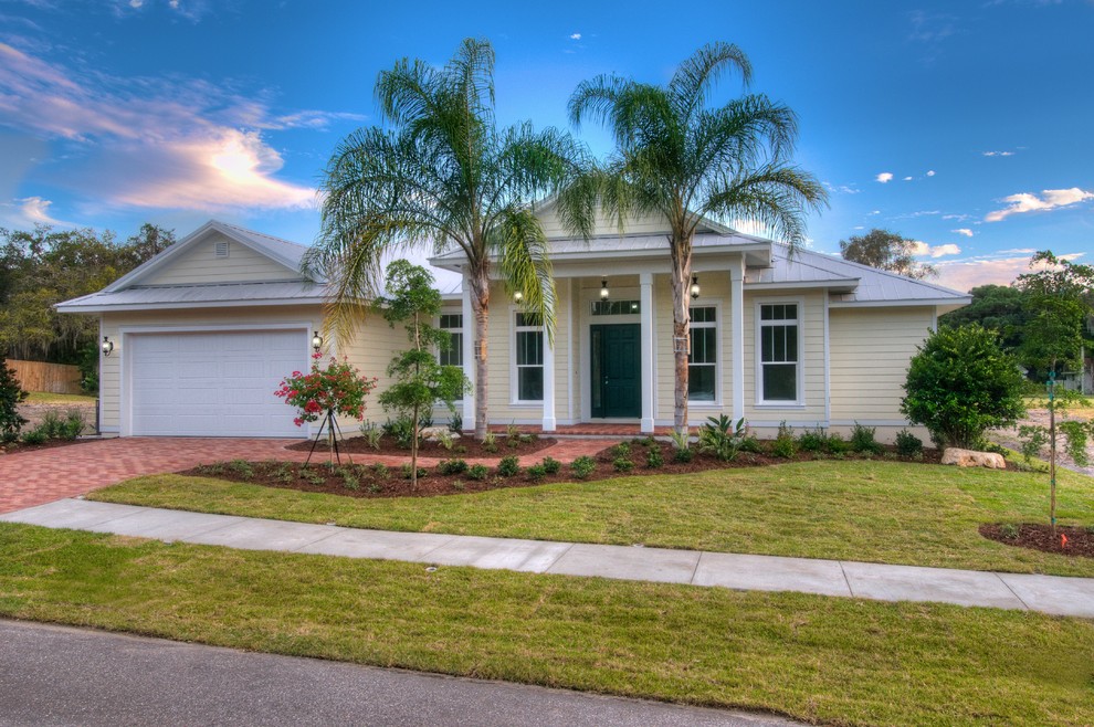 This is an example of a coastal house exterior in Tampa.