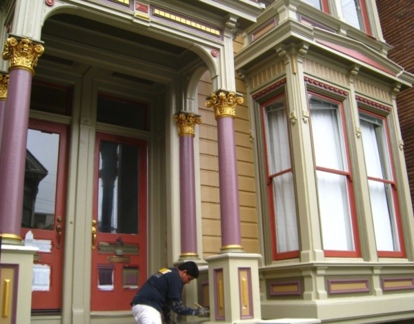 Imagen de fachada de casa multicolor clásica de tamaño medio de dos plantas con revestimientos combinados