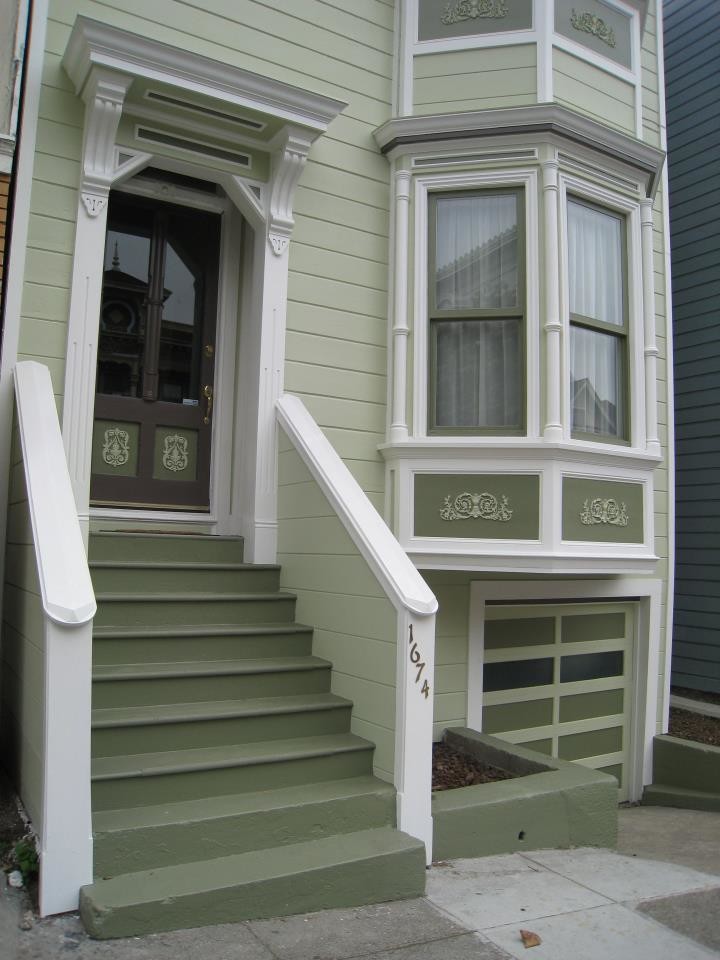 Mittelgroßes, Zweistöckiges Klassisches Einfamilienhaus mit Mix-Fassade und bunter Fassadenfarbe in San Francisco