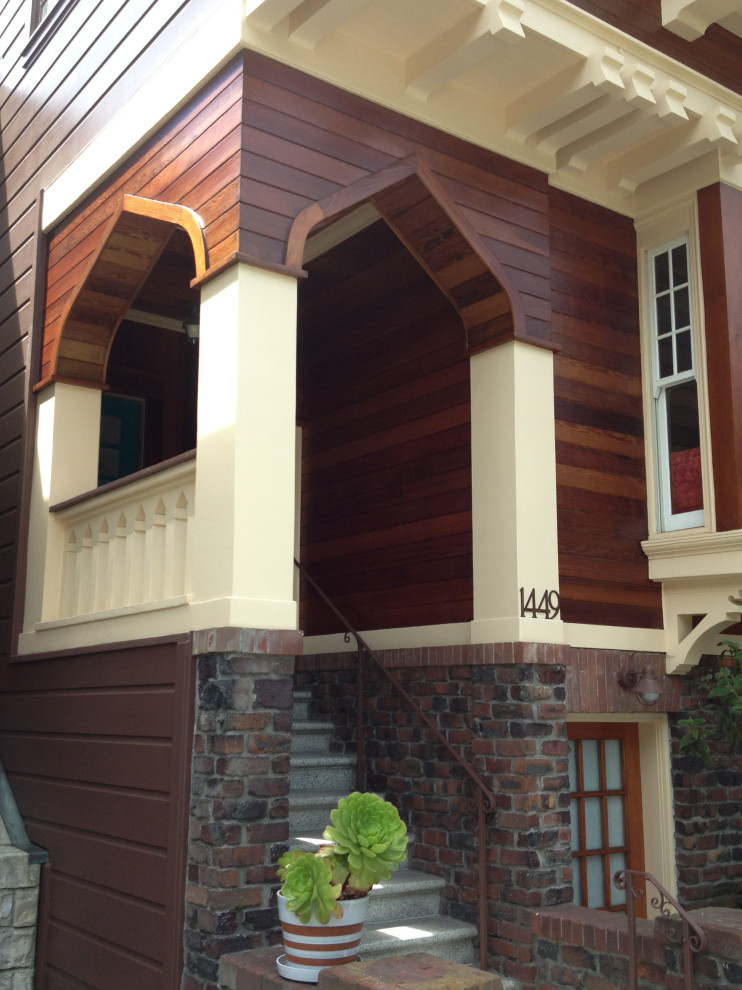 Ejemplo de fachada de casa marrón de estilo americano de tamaño medio de dos plantas con revestimientos combinados