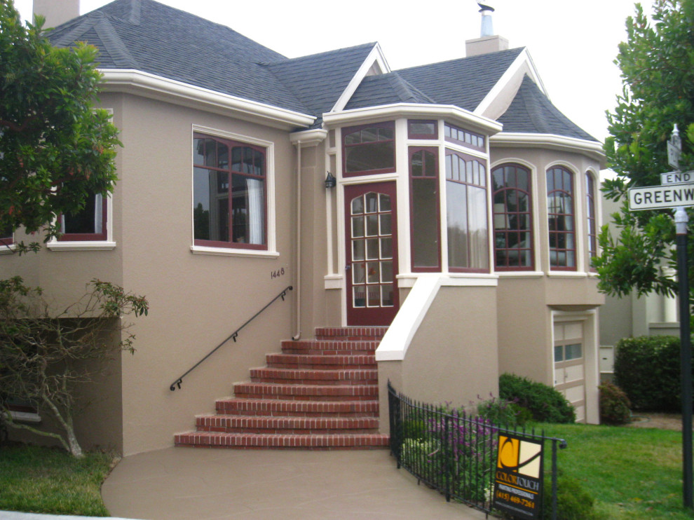Immagine della villa beige american style a due piani di medie dimensioni con rivestimento in stucco, tetto a padiglione e copertura a scandole