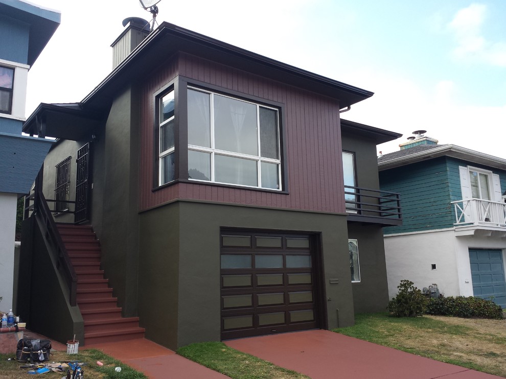 This is an example of a medium sized and green midcentury two floor render house exterior in San Francisco.