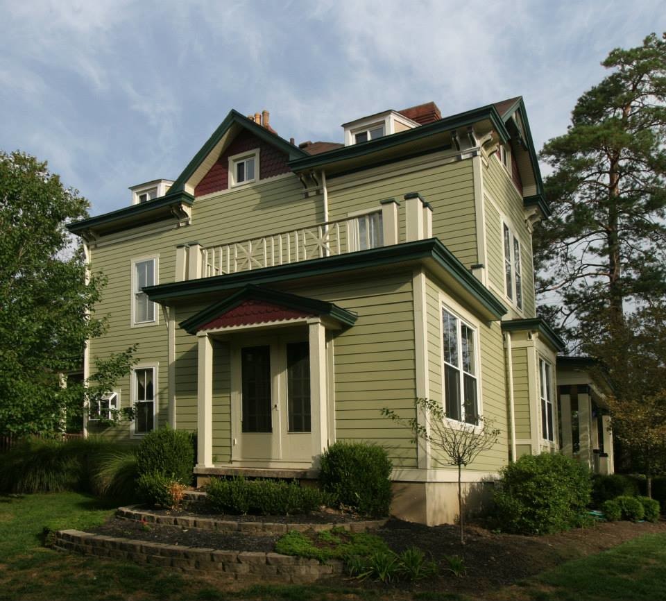 Стильный дизайн: большой, двухэтажный, деревянный, зеленый дом - последний тренд