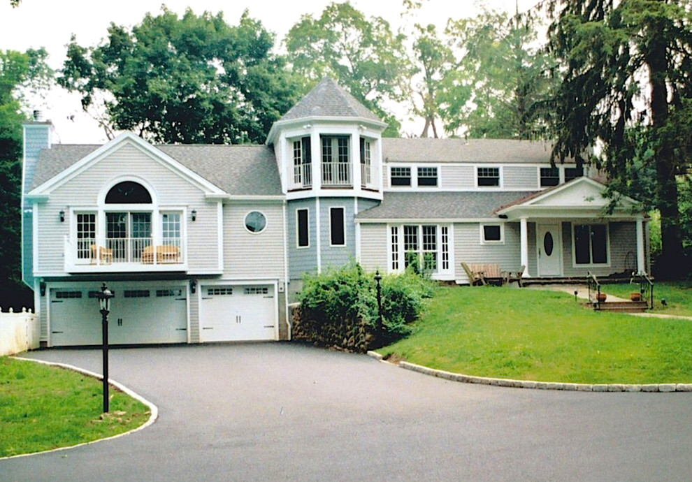 Cette photo montre une grande façade de maison grise chic en bois à deux étages et plus avec un toit à deux pans.