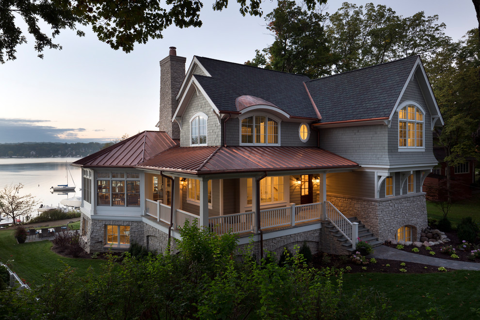 Идея дизайна: двухэтажный, серый частный загородный дом в классическом стиле с комбинированной облицовкой, двускатной крышей и крышей из гибкой черепицы