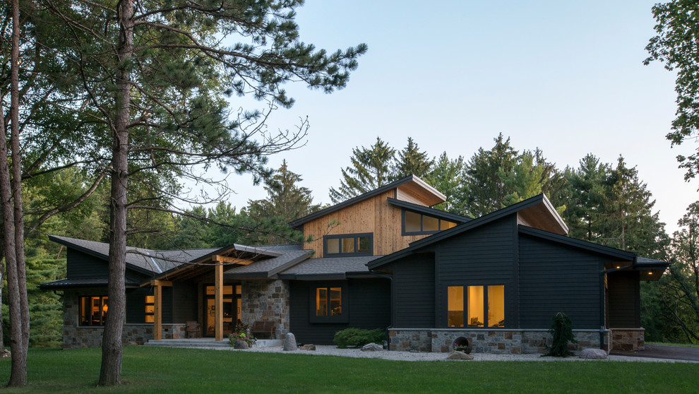 Zweistöckiges Uriges Einfamilienhaus mit Mix-Fassade, grauer Fassadenfarbe, Pultdach und Schindeldach in Milwaukee