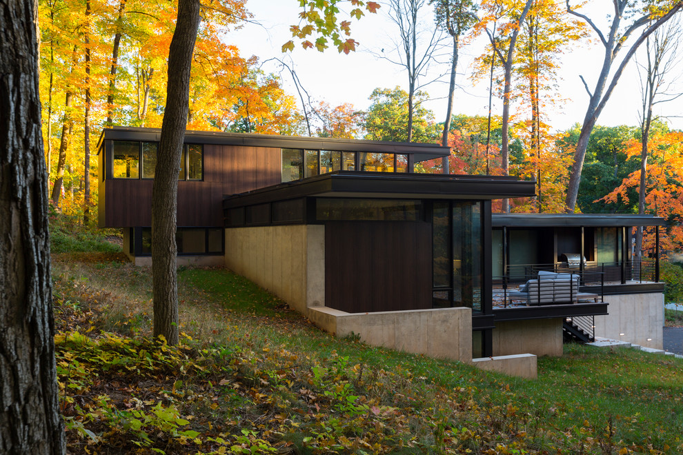 Modernes Einfamilienhaus mit Mix-Fassade, brauner Fassadenfarbe und Flachdach in Milwaukee