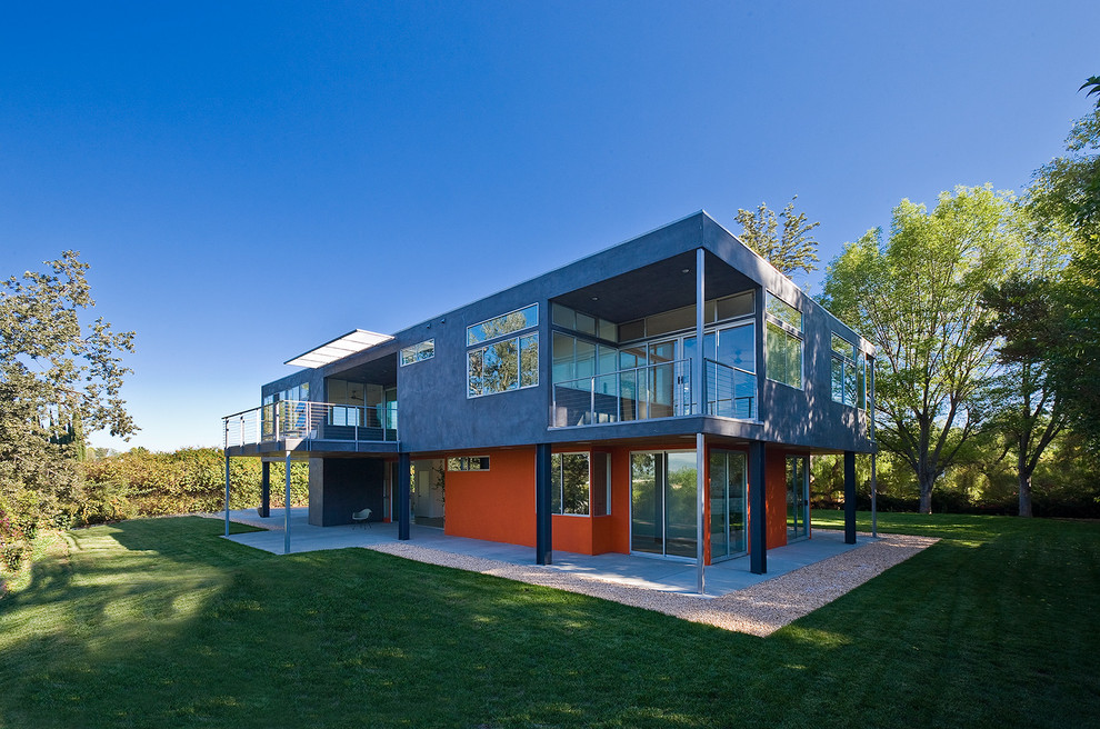 Идея дизайна: двухэтажный, большой, красный частный загородный дом в современном стиле с плоской крышей и облицовкой из бетона