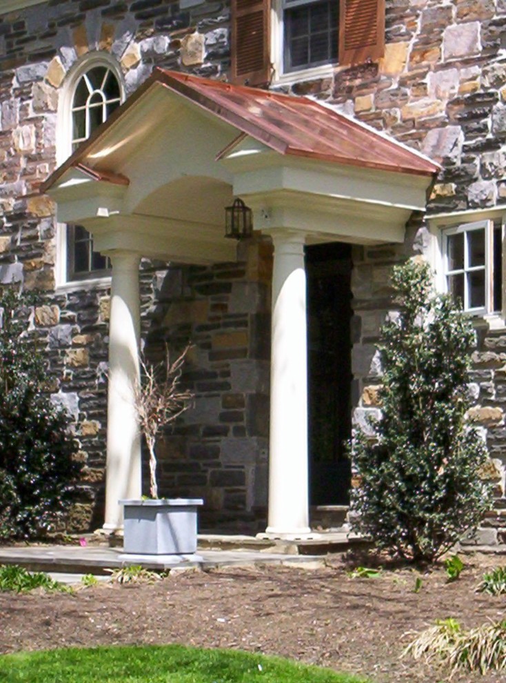 Kleines, Zweistöckiges Klassisches Haus mit Steinfassade und grauer Fassadenfarbe in Philadelphia