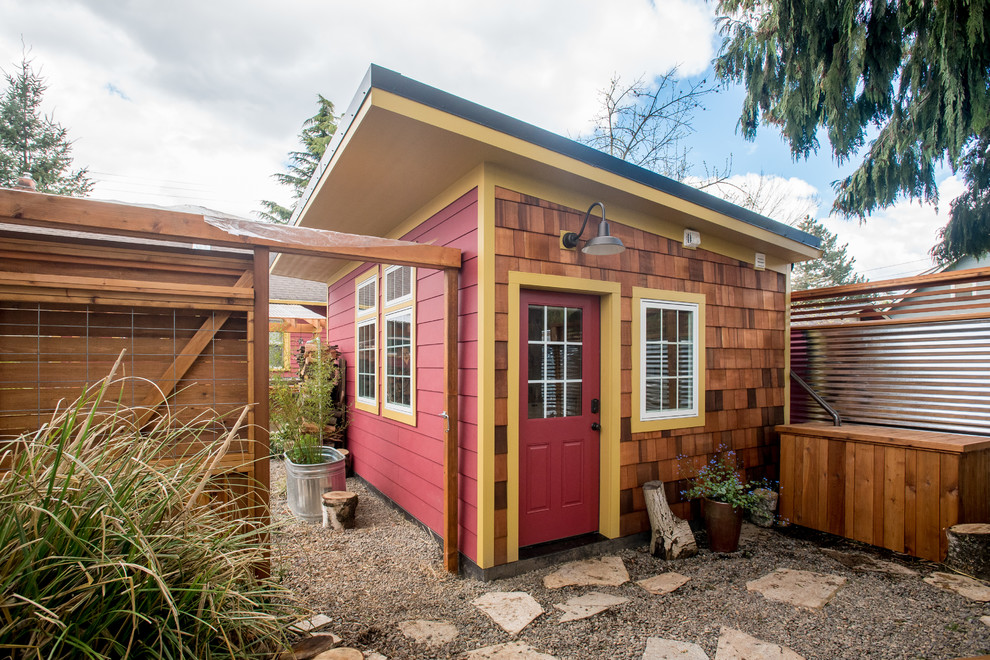 Свежая идея для дизайна: маленький, одноэтажный, красный частный загородный дом в стиле фьюжн с комбинированной облицовкой, односкатной крышей и металлической крышей для на участке и в саду - отличное фото интерьера