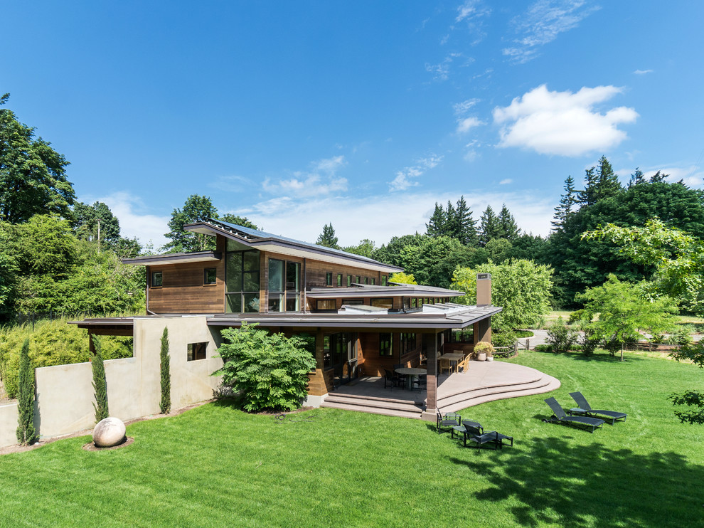 Zweistöckiges Modernes Haus mit brauner Fassadenfarbe und Flachdach in Portland