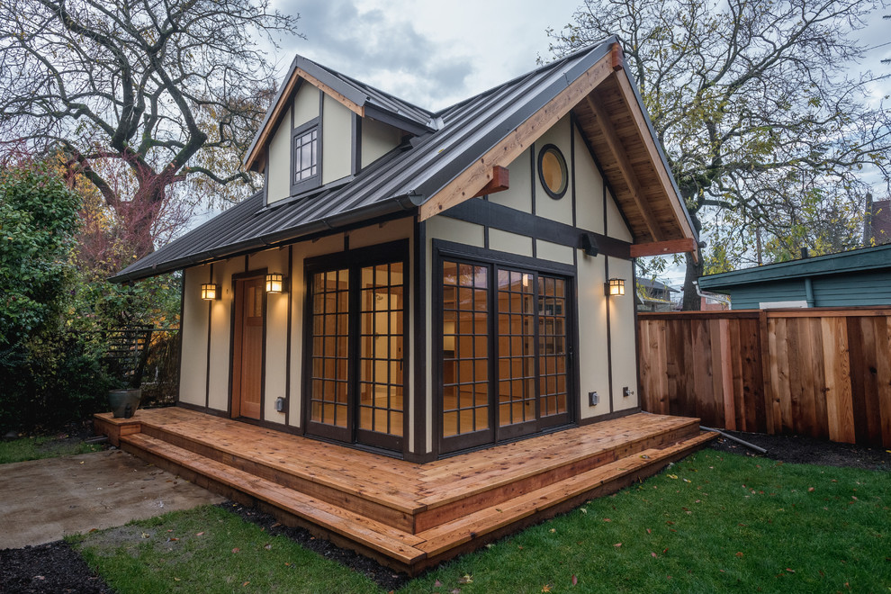 Kleines, Einstöckiges Asiatisches Einfamilienhaus mit Faserzement-Fassade, beiger Fassadenfarbe, Satteldach und Blechdach in Portland